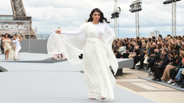 Aktris India Aishwarya Rai Bachchan mempersembahkan kreasi untuk L'Oreal di Paris Fashion Week Spring-Summer 2022 di Trocadero, di Paris, Minggu (3/10). Foto: Lucas Barioulet/AFP