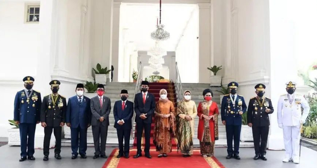Foto Bersama Jokowi, Prabowo, Panglima TNI, dan para kepala staf angkatan di HUT TNI. Foto: Dok. kemhanri