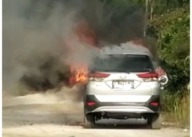 Daihatsu Terios terbakar di Sungai Ringin, Sintang. Foto: Dok Hi!Pontianak