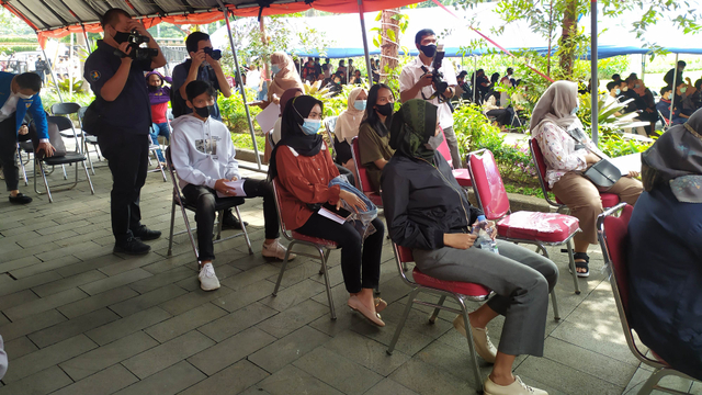 Generasi milenial mengikuti kegiatan vaksinasi yang diadakan di Gedung Sate, Kota Bandung pada Rabu (6/10). Foto: Rachmadi Rasyad/kumparan