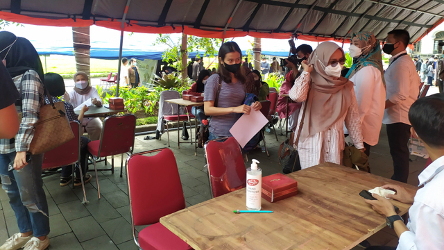 Generasi milenial mengikuti kegiatan vaksinasi yang diadakan di Gedung Sate, Kota Bandung pada Rabu (6/10). Foto: Rachmadi Rasyad/kumparan