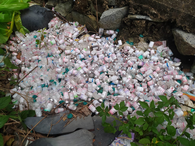 Limbah medis yang dibuang sembarangan di Jalan Karya Sosial Pontianak. Foto: Teri/Hi!Pontianak