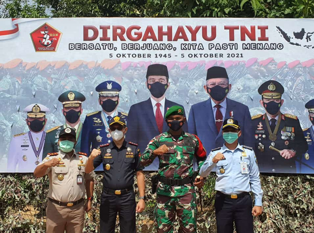 Unsur CIQS di PLBN Entikong saat memperingati HUT TNI