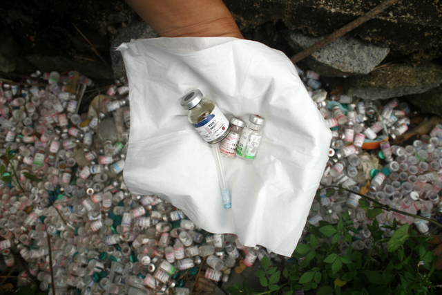 Sejumlah sampah botol injeksi bekas berserakan di Jalan Karya Sosial, Pontianak, Kalimantan Barat, Selasa (5/10).  Foto: Jessica Helena Wuysang/ANTARA FOTO