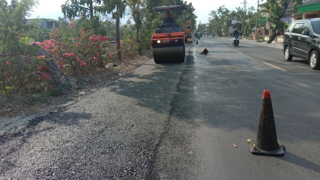 Suasana pembangunan pelebaran Jalan Nasional Bojonegoro-Balen sepanjang 10 kilometer yang kini sedang dalam proses pengerjaan. (foto: Dok Istimewa)