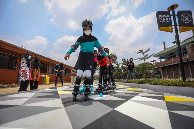 Taman Lio Girang Pancing Semangat Warga RW 07 Cisaranten Endah (144917)