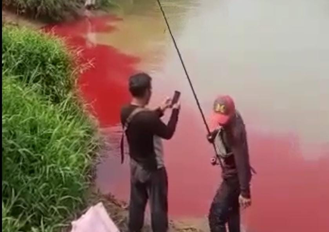 Viral Sungai Cisadane Berwarna Merah Diduga Karena Limbah Pabrik Sosis