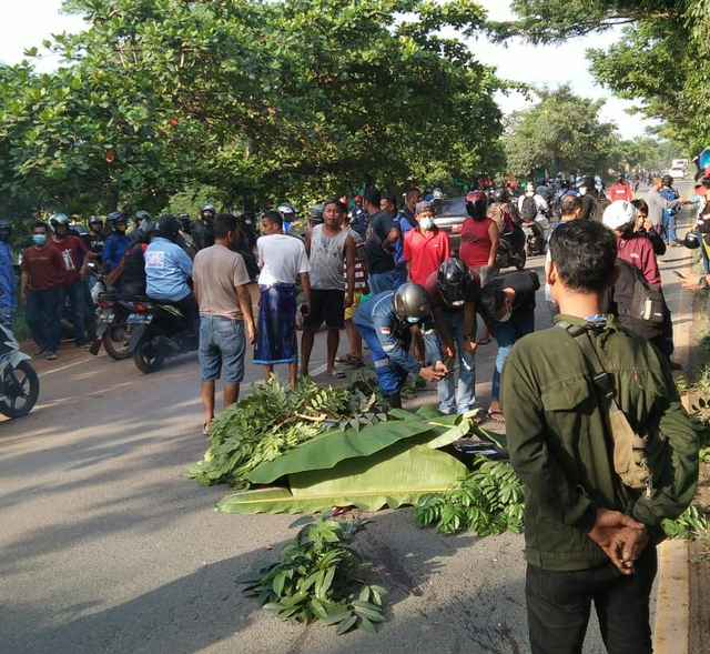 Insiden kecelakaan lalu lintas di kawasan Batu Aji, Batam, mengundang perhatian warga yang melintas. Foto: Istimewa