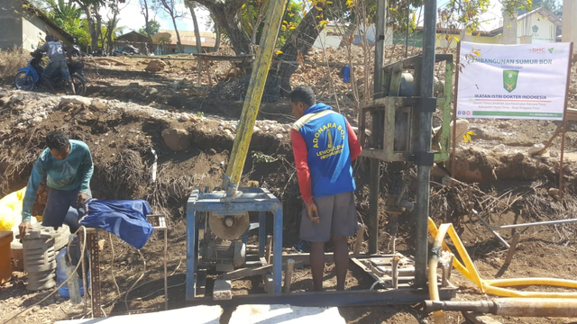 Proses pengeboran untuk memenuhi MCK dan air bersih bagi masyarakat Adonara terutama wilayah yang terdampak banjir bandang bulan April yang lalu. (Senin, 04/10) Dok DMC DD.