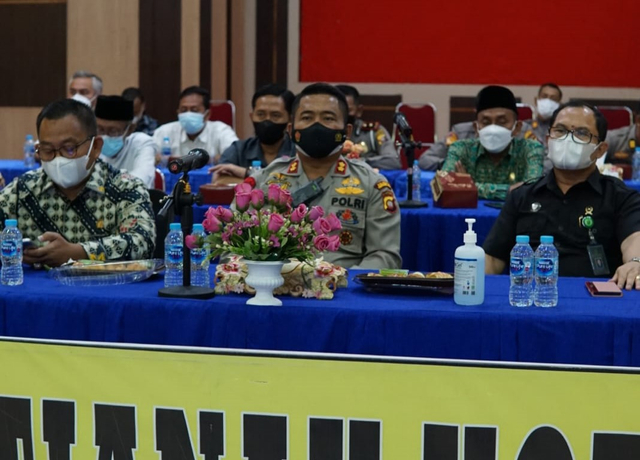Waka Polresta Pontianak mengikuti kegiatan FGD melalui Zoom Meeting. Foto: Dok. Humas Polresta Pontianak
