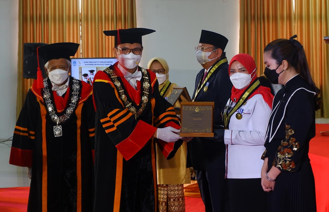 Wali Kota Bandar Lampung Terima Penghargaan Adi Karsa Madya dari Itera (42177)
