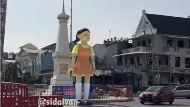 Tangkapan layar video editan boneka Squid Game di perempatan Tugu Jogja. Foto: Instagram/@sidaivan