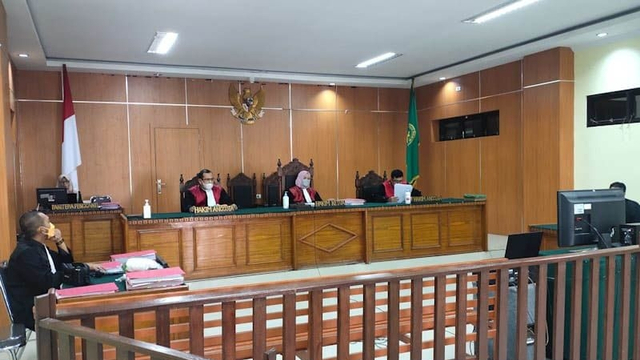 Majelis hakim membacakan putusannya terhadap empat terdakwa narkoba, di Pengadilan Negeri Idi, Aceh Timur, Rabu (6/10).  Foto: Hayaturrahmah/ANTARA