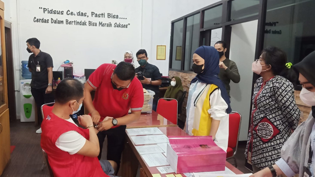 Penyerahan tersangka dan barang bukti dugaan pidana pajak oleh Direktur PT BAS. (Foto: dok DJP Sumbar Jambi)