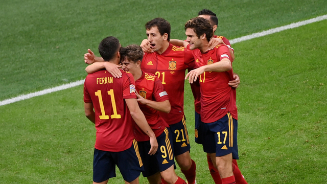 Pemain Spanyol Ferran Torres berselebrasi usai mencetak gol pertama saat menghadapi Italia di Stadion San Siro, Milan, Italia, Rabu (6/10). Foto: Marco Bertorello/Pool via REUTERS