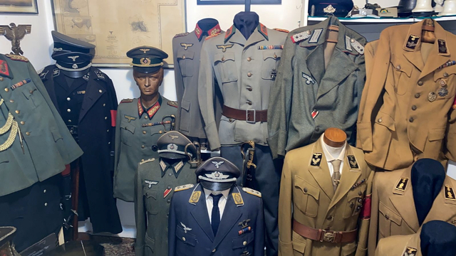 Pakaian Nazi terlihat di rumah seorang tersangka pedofil di Rio de Janeiro, Brasil, dalam foto selebaran ini yang dirilis pada 6 Oktober 2021. Foto: Policia Civil RJ/Handout via REUTERS