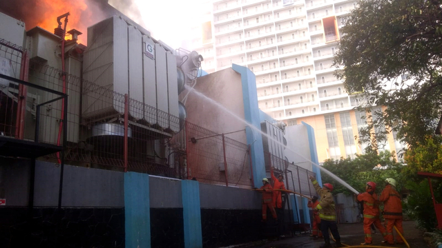 Gardu PLN di Kebon Jeruk Jakarta Barat Terbakar, 8 Unit Damkar Dikerahkan (85425)