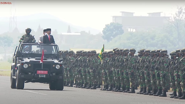 Presiden Jokowi dan Menhan Prabowo meninjau pasukan Komcad di Batujajar, Bandung, Kamis (7/10/2021). Foto: Youtube/Sekretariat Presiden