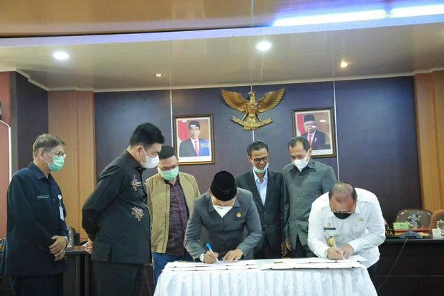 Ketua DPRD Babel, Herman Suhadi dan Gubernur Babel, Erzaldi Rosman saat tadatangani KUA PPAS 2022.