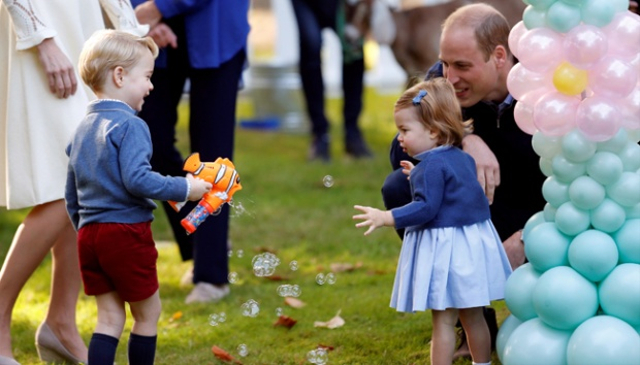 The Royal Family datang ke sebuah pesta anak-anak di Government House di Victoria, British Columbia, Kanada, 29 September 2016. REUTERS