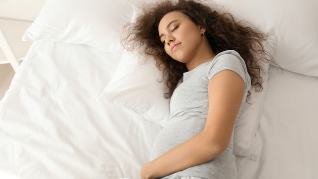 Bolehkah Ibu Hamil Tidur Miring ke Kanan? Foto: Shutterstock