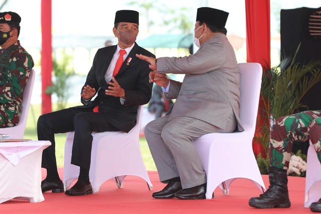 Menteri Pertahanan Prabowo Subianto (kanan) berbincang dengan Presiden Joko Widodo Saat Upacara Penetapan Komponen Cadangan. Foto: Dok. Menhan Prabowo Subianto