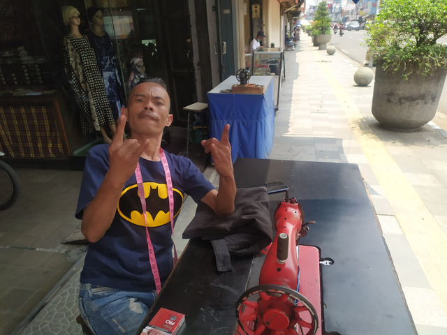 Sempat Tenar karena Promosikan Odading, Ade Londok Kembali Jalani Pekerjaan Jadi Tukang Jahit. Foto: Rachmadi Rasyad/kumparan 