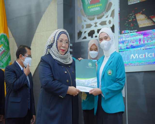 Dekan FEB Unisma, Nur Diana memberikan penghargaan pada lulusan terbaik dengan IPK 4.00. Foto: dok