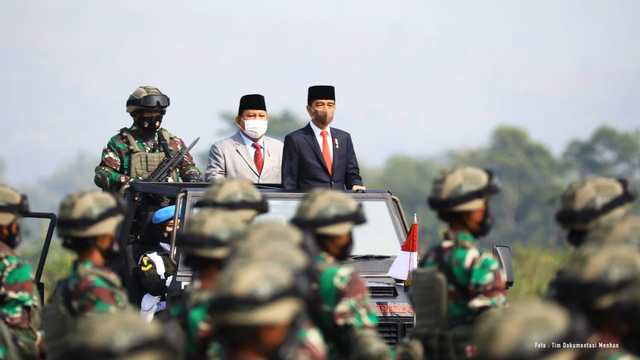 Presiden Jokowi didampingi Menhan Prabowo Subianto meninjau Komponen Cadangan (Komcad) TNI. Foto: Tim Dokumentasi Menhan Prabowo Subianto