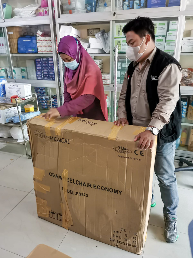 Kursi Roda untuk Yuliana Pengusaha UMKM Disabilitas dari Telkom dan IZI Kaltim (260932)