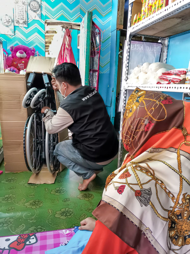 Kursi Roda untuk Yuliana Pengusaha UMKM Disabilitas dari Telkom dan IZI Kaltim (260933)