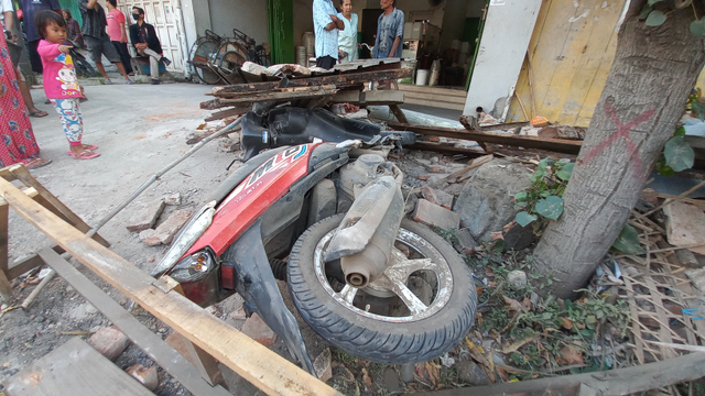 Sepeda motor milik korban rusak tertimpa reruntuhan bangunan. (Foto: Irsyam Faiz)