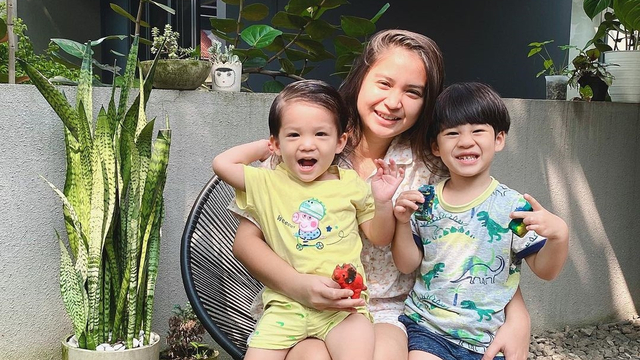 Putri Titian dan anak-anaknya. Foto: Instagram/@putrititian