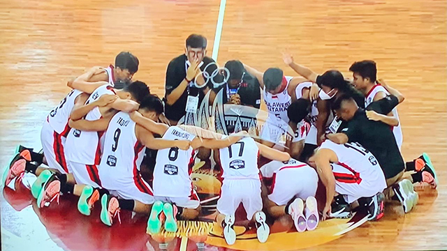 Tim Basket Sulawesi Utara, berdoa bersama usai mengalahkan Jawa Tengah di babak Semifinal PON XX Papua. Sulawesi Utara, melaju ke Final pertamanya dalam sejarah PON dilaksanakan. (foto: istimewa)