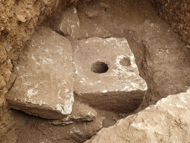 Toilet kuno berumur 2.700 tahun yang mewah pada zamannya. Foto: Israel Antiquities Authority via AP