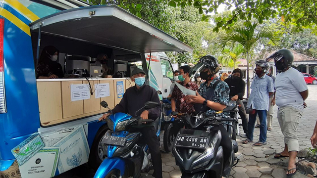 Suasana layanan drive thru cetak e-KTP di Kantor Kemantren Kotagede, Kota Yogyakarta, Kamis (7/10/2021). (Foto: Len/Tugu Jogja)