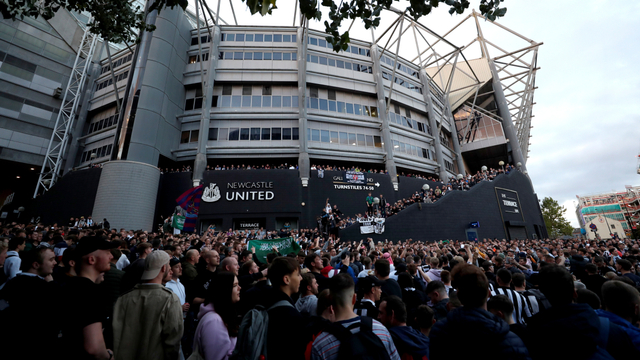 Fans bereaksi di luar stadion setelah Newcastle United mengumumkan pengambilalihan di St James' Park, Newcastle, Inggris, Kamis (7/10). Foto: Lee Smith/Action Images via REUTERS