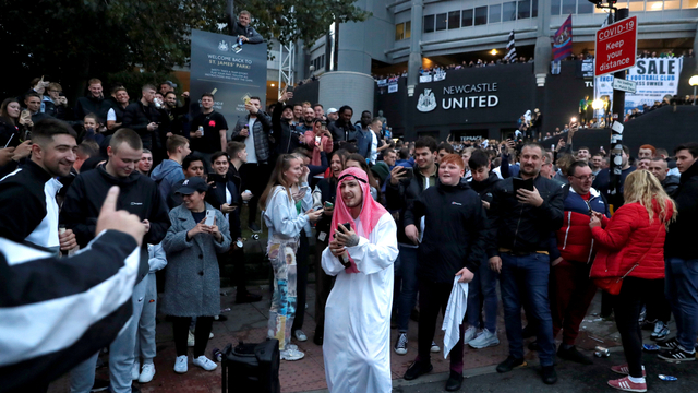 Fans bereaksi di luar stadion setelah Newcastle United mengumumkan pengambilalihan di St James' Park, Newcastle, Inggris, Kamis (7/10). Foto: Lee Smith/Action Images via REUTERS