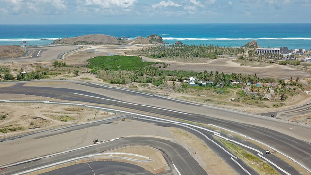 Foto udara tikungan 17 lintasan Mandalika International Street Circuit di Kawasan Ekonomi Khusus (KEK) Mandalika, Pujut, Praya, Lombok Tengah, NTB, Senin (4/10/2021). Foto: Ahmad Subaidi/ANTARA FOTO