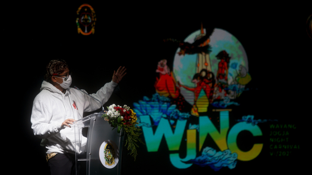 Menteri Pariwisata dan Ekonomi Kreatif Sandiaga Uno memberikan sambutan pada perhelatan Wayang Jogja Night Carnival (WJNC) #6 di halaman Stadion Mandala Krida, Yogyakarta. Foto: ANTARA FOTO/Andreas Fitri Atmoko