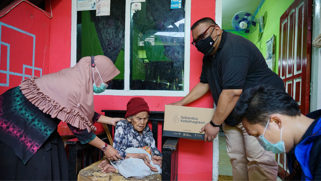 Nenek berusia lebih dari 100 tahun menerima donasi sembako #SekardusKebahagiaan yang diantar secara door-to-door