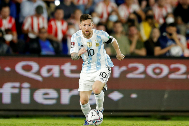 Pemain Argentina Lionel Messi saat menghadapi Paraguay pada Kualifikasi Piala Dunia 2022 di Defensores del Chaco, Asuncion, Paraguay, Kamis (7/10). Foto: Cesar Olmedo/REUTERS