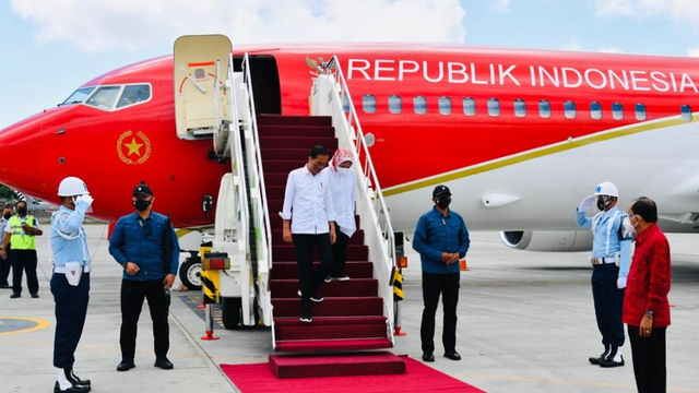 Presiden Jokowi dan Ibu Negara Iriana Joko Widodo tiba di Bandara I Gusti Ngurah Rai, Kabupaten Badung, Bali, 8 Oktober 2021. Foto: Laily Rachev - Biro Pers Sekretariat Presiden