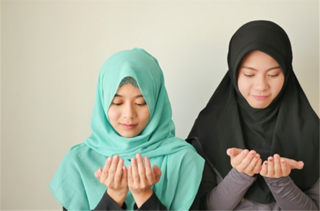 Ilustrasi wanita memanjatkan sholawat ibrahimiyah. Sumber: https://www.freepik.com/