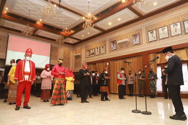 Wali Kota Sutiaji mengukuhkan Pengurus Forum Pembauran Kebangsaan kota Malang. / dok