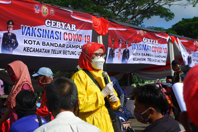 Ribuan Warga Bandar Lampung Datangi Gebyar Vaksinasi COVID-19 (1)