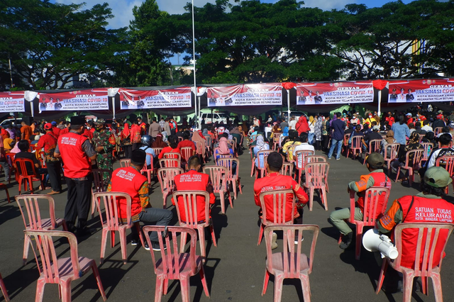 Ribuan Warga Bandar Lampung Datangi Gebyar Vaksinasi COVID-19 (2)