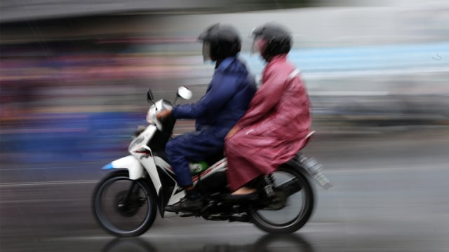 Mengurai Makna Mimpi Naik Motor Boncengan dengan Perempuan: Sebuah Perjalanan Menuju Pemahaman Diri