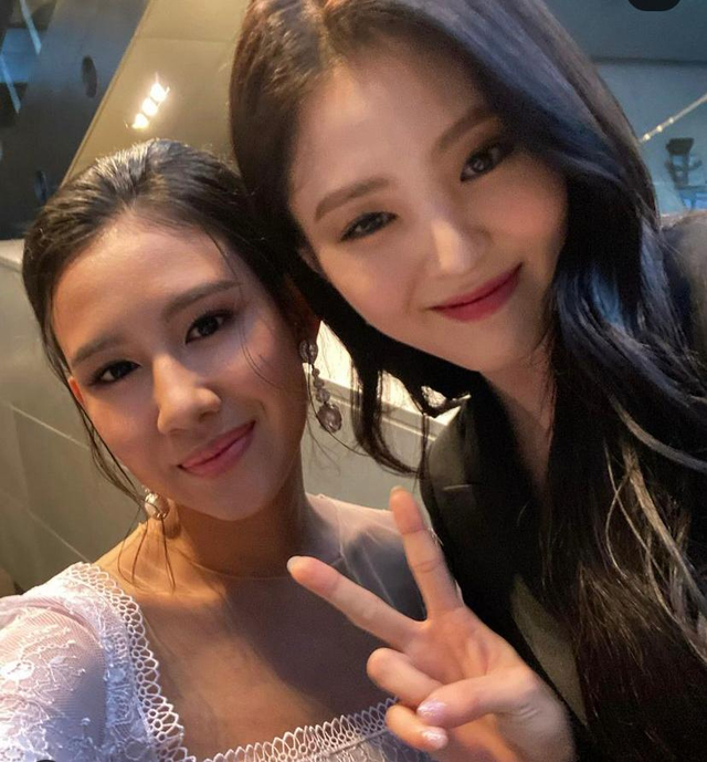 Shenina Cinnamon Unggah Foto Bareng Song Joong Ki di Pembukaan BIFF 2021 (310619)