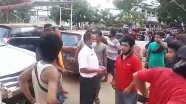 Tangkapan layar video sejumlah orang menghadang mobil Kadisperindag Batam. Foto: Istimewa.